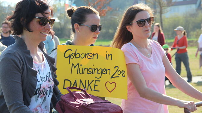 Bei einer Kundgebung gingen zahlreiche Frauen für die Geburtshilfe an der Münsinger Albklinik auf die Straße.  FOTO: DEWALD