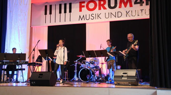 Pop-Rock brachten junge Musiker bei der ersten Stage-Party im Forum 4 P, der neuen Musikschule in Pliezhausen, auf die Bühne .