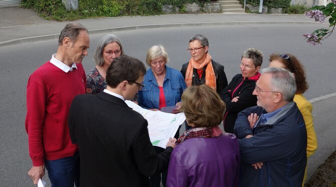 Anwohner der Straße »In der Stelle« diskutieren mit Bürgermeister Steffen Heß über die gefährliche Kurve. FOTO: STRAUB