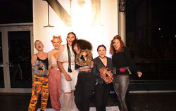 Das Siegerpodest mit Designerinnen und Models (von links): Elena-Sophie Bertram mit ihrem Model Lisa Jahn (Silber), Model Doroth