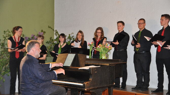 Dirigent Reiner Hiby begleitete am Klavier den jungen Chor des Sängerbunds Lichtenstein. FOTO: MEK