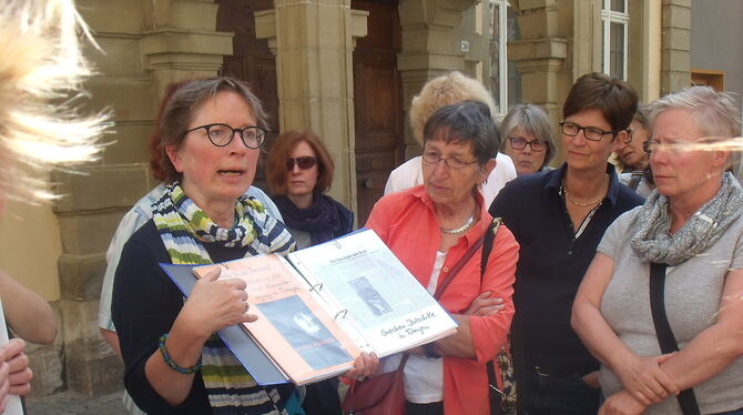 Kulturwissenschaftlerin Bea Dörr (links) zeigt beim Rundgang historische Dokumente zu engagierten Frauen in Tübingen. FOTO: JASC