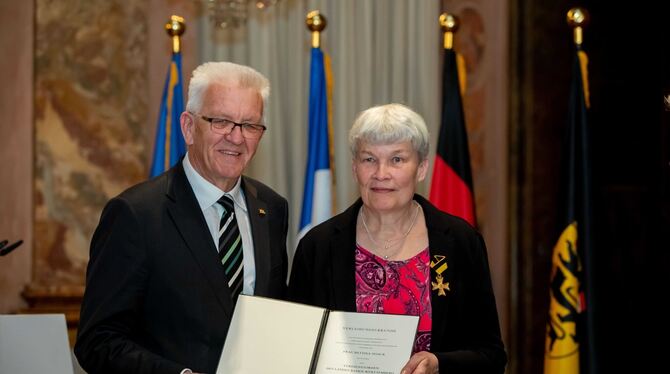 Baden-Württembergs Ministerpräsident Winfried Kretschmann hat Bettina Noack aus Reutlingen den Landesverdienstorden verliehen. F