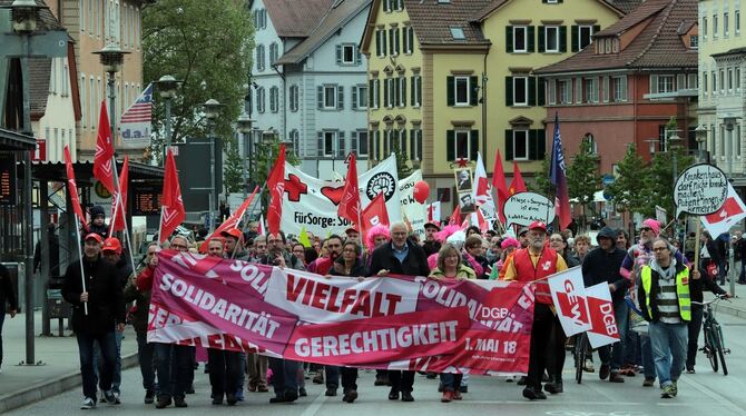 Rund 450 Menschen folgten dem Aufruf des DGB zur traditionellen Demonstration am Tag der Arbeit in Tübingen.