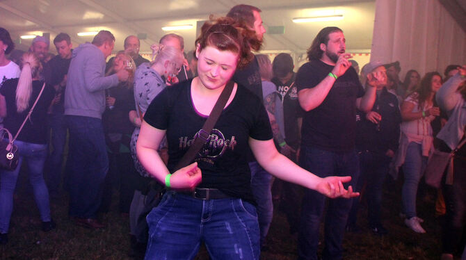 Manche Besucher der Rockparty des TuS Honau unterhielten sich auch bei hoher Dezibelzahl, andere tanzten oder spielten hingebung
