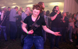 Manche Besucher der Rockparty des TuS Honau unterhielten sich auch bei hoher Dezibelzahl, andere tanzten oder spielten hingebung
