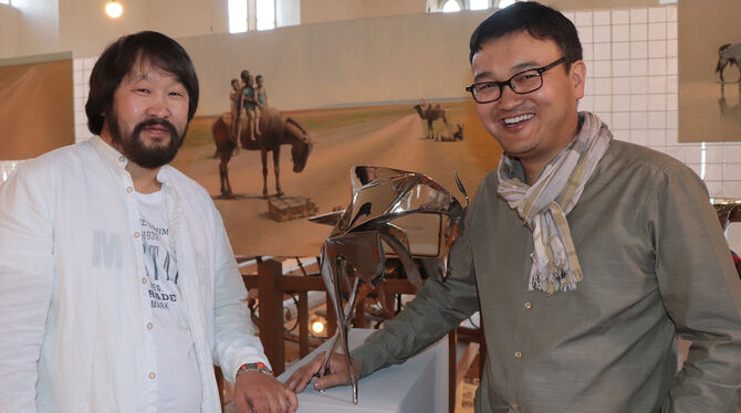 Orchibold Ayurzana (links) und Gan-Erdene Tsend, beide Künstler aus der Mongolei, zeigen Skulpturen und Bilder in der Klosterkir