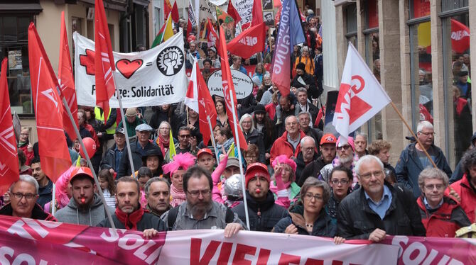 Bunt und laut war der Demonstrationsszug zum 1. Mai in der Tübinger Altstadt. Rechts vorne am Transparent ist Hauptredner Michae