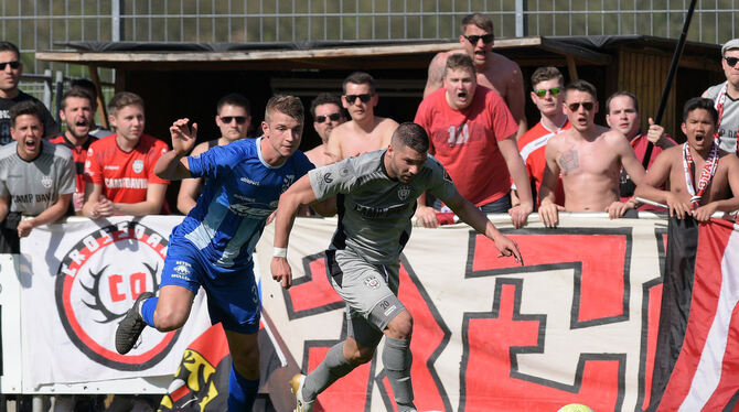 Stürmt auch nächste Saison für den SSV Reutlingen: Marcel Avdic (rechts), hier im Duell mit Luca Fritz vom SV Oberachern.  FOTO: