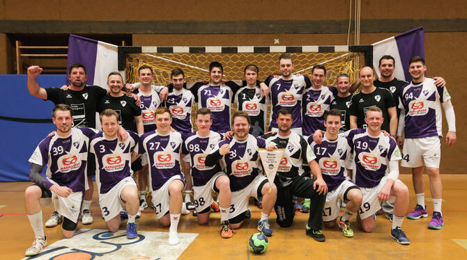 Meister in der Handball-Bezirksliga Achalm-Nagold: Der TV Großengstingen. Hinten von links: Co-Trainer Tiago Azevedo, Trainer D