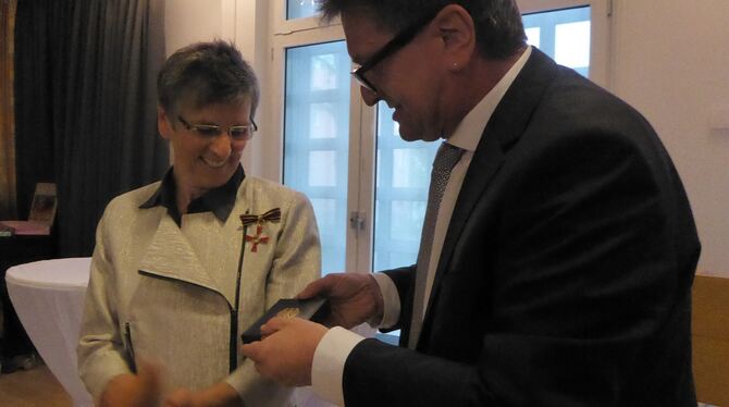 Monika Barz bekam von Minister Manfred Lucha das Bundesverdienstkreuz am Bande.  FOTO: BERNKLAU