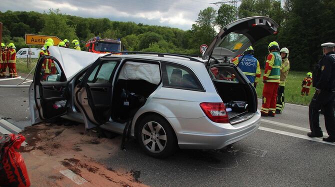 Drei der vier Insassen der Mercedes C-Klasse wurden leicht verletzt, eine weitere 62-jährige Mitfahrerin erlitt schwere Verletzu
