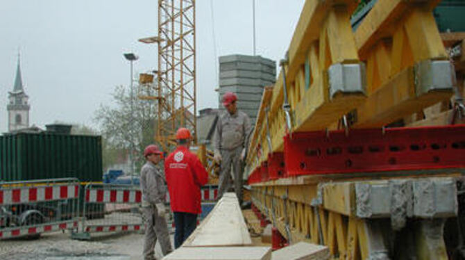 Kampagne der IG Bau: Aufklärung auf der Baustelle, wie hier in Metzingen. GEA-FOTO: FÜS