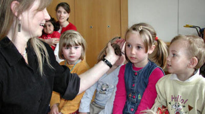 Besonderes Erlebnis für Wannweiler Kindergartenkinder: Den Herzschlag einer Fledermaus am eigenen Ohr hören. FOTO: SANDER