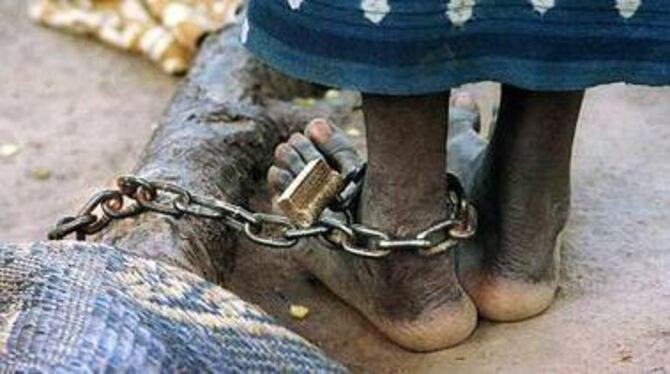 In Bouaké, im Predigtzentrum von Prosper, wird die dreifache Mutter Honorine an einen Baum gekettet, weil sie leichte (epileptische?) Anfälle hat.
FOTO: LOBE