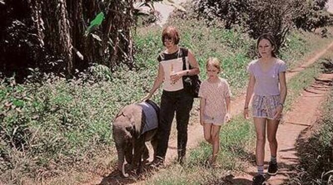 Ursula Reif, 2001, mit ihren beiden Töchtern Julia und Ina beim gemeinsamen Spaziergang mit dem Elefantenbaby Mweya, das heute i