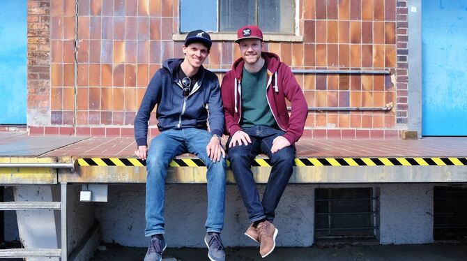 Zwei »Flüstertüten«: Anselm Krisch (links) und Lukas Pfeil vor der Molkerei in Tübingen. Die dritte, Stefan Höfele, war beim Fot Zwei »Flüstertüten«: Anselm Krisch (links) und Lukas Pfeil vor der Molkerei in Tübingen. Die dritte, Stefan Höfele, war beim Fot