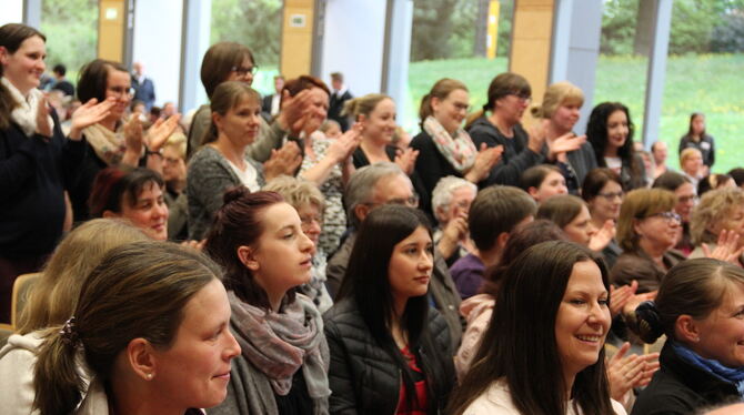 Stehender Applaus für die beiden Frauenärzte, die zusammen mit dem Geburtshilfeteam die Münsinger Albklinik zur Anlaufstelle für