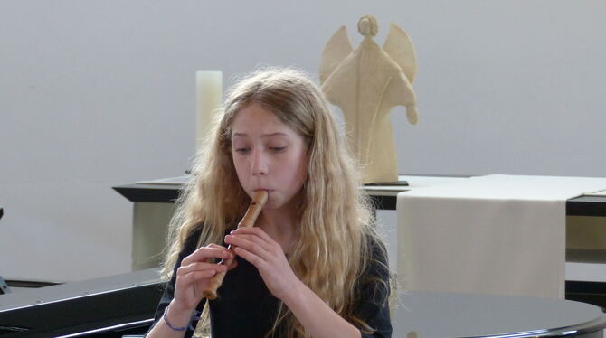 Lina Feige aus  Reutlingen ist beim Nachwuchskonzert der Musikschule Reutlingen und  des Tonkünstlerverbands in der Pfullinger T