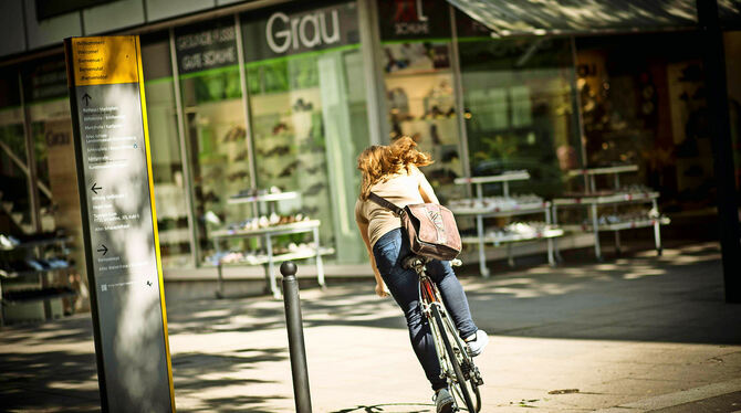 Radfahren ohne Helm – weit verbreitet und gefährlich.  FOTO: LICHTGUT/LEIF PIECHOWSKI