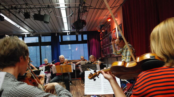 Mit Elan: Das Kammerorchester Metzingen probt unter seinem Stammdirigenten Oliver Bensch in der Medienakademie.  FOTO: PFISTERER
