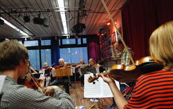 Mit Elan: Das Kammerorchester Metzingen probt unter seinem Stammdirigenten Oliver Bensch in der Medienakademie.  FOTO: PFISTERER