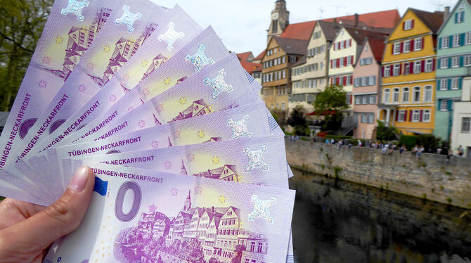 Täuschend echte Blüten: Die violette Tübinger Banknote zeigt die Neckarfront.  FOTO: HONNER