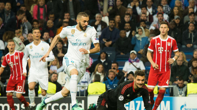 Das Drama: Madrids Karim Benzema (Mitte) geht an Münchens Torwart Sven Ulreich vorbei und erzielt das Tor zum 2:1.  FOTO: DPA