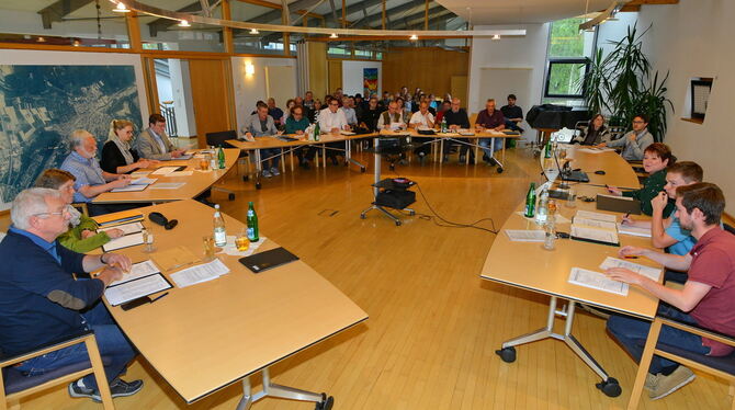 Voll besetzter Sitzungsaal im Wannweiler Rathaus und konzentrierte Diskussion über das umstrittene Bauprojekt im Unteren Haldenw Voll besetzter Sitzungsaal im Wannweiler Rathaus und konzentrierte Diskussion über das umstrittene Bauprojekt im Unteren Haldenw