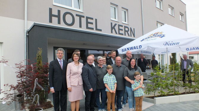 Frohe Mienen bei der Eröffnung des Hotel garni Kern: Die Familie Kern in grauen Kern-T-Shirts mit den Nachwuchs-Hoteliers Leon u