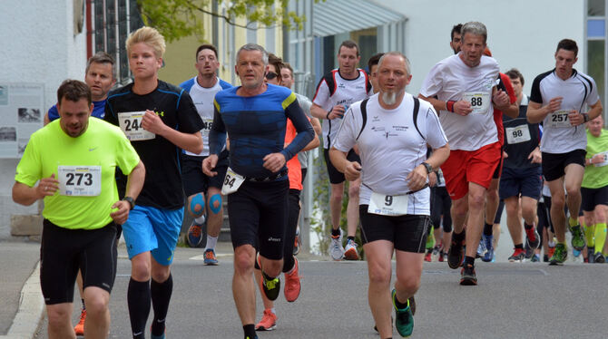 Nicht nur eine Frage der Fitness und der Rundenzeit, auch was für die Freude am Laufen: Teilnehmer beim Mössinger Stadtlauf. FOT