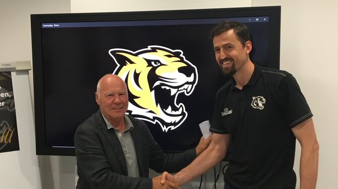 Auf eine erfolgreiche Zukunft: Dr. Gunther Volck (links) und der neue Tigers-Cheftrainer Aleksandar Nadjfeji.  FOTO: WILD