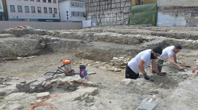 Archäologen untersuchen das Bauareal »Katharienhof«.   FOTO: MEYER