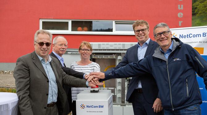 Schnelles Internet auf Knopfdruck (von links): Bürgermeister Holger Jerg, Andreas Gräfe, technischer Geschäftsführer der BLS, In