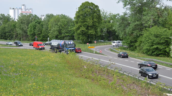 Autos und Lastwagen, wohin das Auge blickt: der Bräuchleknoten bei Metzingen. Statt der bisherigen engen und stauträchtigen Einm