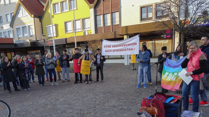 Im vergangenen Jahr demonstrierten die Mitglieder des Vereins Lebenshaus gegen Abschiebungen.  FOTO: PRIVAT