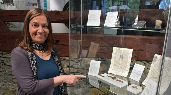 Die Archäologin Dorothee Ade zeigt Grabfunde, die in der Mössinger Kulturscheune ausgestellt sind. Sie sind Teil der Ausstellung