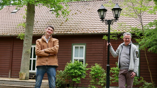 Julian Brennessel (links) und Rainer Kurze blicken mit Vorfreude auf die kommende Biergarten-Saison. Im 7-Schwaben-Garten können