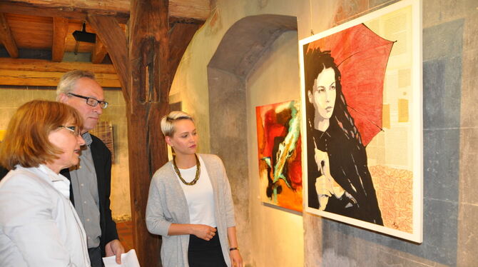 Kunsthistorikerin Joana Pape (rechts) im Gespräch mit Besuchern von dem Bild »Die Frau im Regen« von Joannis Moisidis.  FOTO: BI