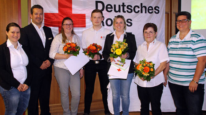 Ehrer und Geehrte beim DRK Eningen (von links): Bereitschaftsleiterin Tanja Ochs, Vorsitzender Timo Merz, Martina Schäfer, Simon