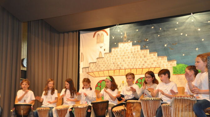 Sie trommeln für eine gute Schule: ein Beitrag der Trommelgruppe zum Festakt für die Lichtensteiner Schulen.  FOTOS: BIMEK