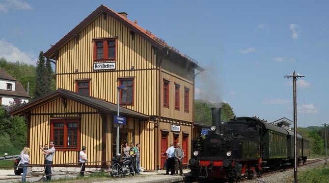 Ein Bild so schön wie vor 125 Jahren: Die Dampflok T3 vor dem typisch königlich-württembergischen Bahnhof.  FOTO: LENK