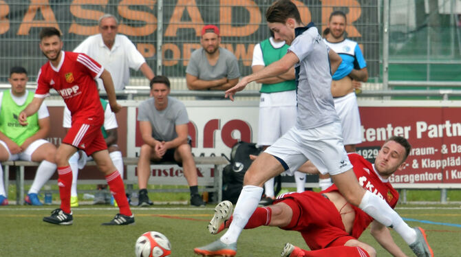 Daniel Azevedo markierte für die TSG Young Boys Reutlingen den 3:3-Endstand gegen Holzhausen.  FOTO: MEYER