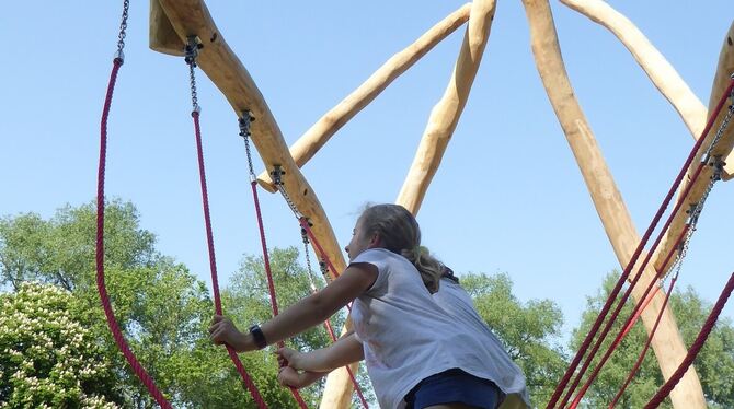 Gleich nach der feierlichen Eröffnung nahmen große und kleine Kinder die neuen Spielgeräte in Besitz.  FOTO: BERNKLAU