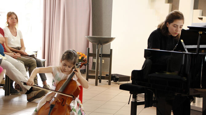 Die Schwestern  Zehra, sechs Jahre alt, und Ayse Cay, 13, beeindruckten mit wunderbar harmonischem Zusammenspiel von  Violoncell