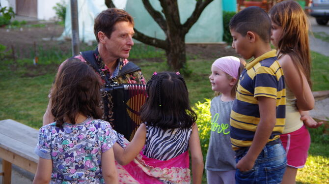 Wolfram Karrer spielte Akkordeon beim Helferfest des Projekts »Flüchtlinge am Werk« in Immenhausen, und die Kinder hörten gebann