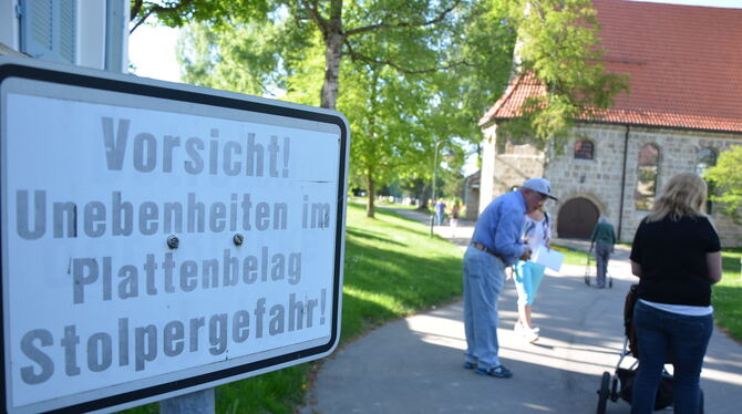 Die Warnung ist eindeutig: Auch auf dem Holzelfinger Friedhof gibt es in Sachen Barrierefreiheit Nachholbedarf.  FOTO: SAUTTER