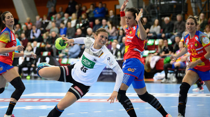 Metzingens Kreisläuferin Julia Behnke (Mitte) ist gemeinsam mit fünf weiteren TuS-Handballerinnen in der Nationalmannschaft ges