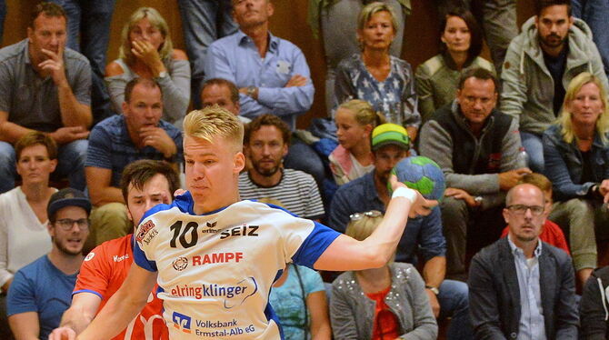 Felix Stahl (mit Ball) gehört beim TV Neuhausen zu den jungen Wilden. Bleibt er beim TVN nach dem Abstieg in die Oberliga?  FOTO