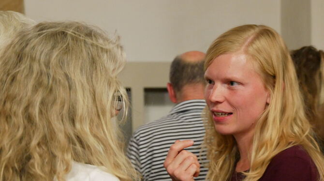 Magdalena Berrer vom Fraueninformationszentrum (FIZ) in Stuttgart ging nach ihrem Vortrag über »Frauen auf der Flucht« ins Gespr